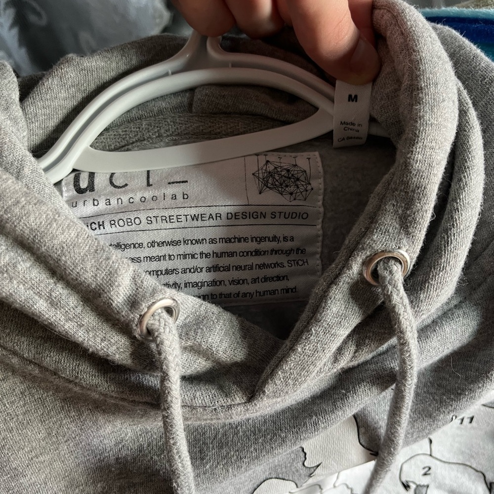 Cozy Gray Sweater with Soft Texture and Casual Appeal